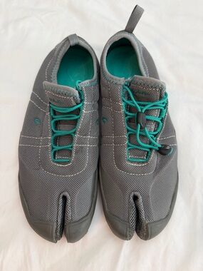 Olukai Maliko Gray Split-Toe Sneakers Water Cross trainer Women’s 8